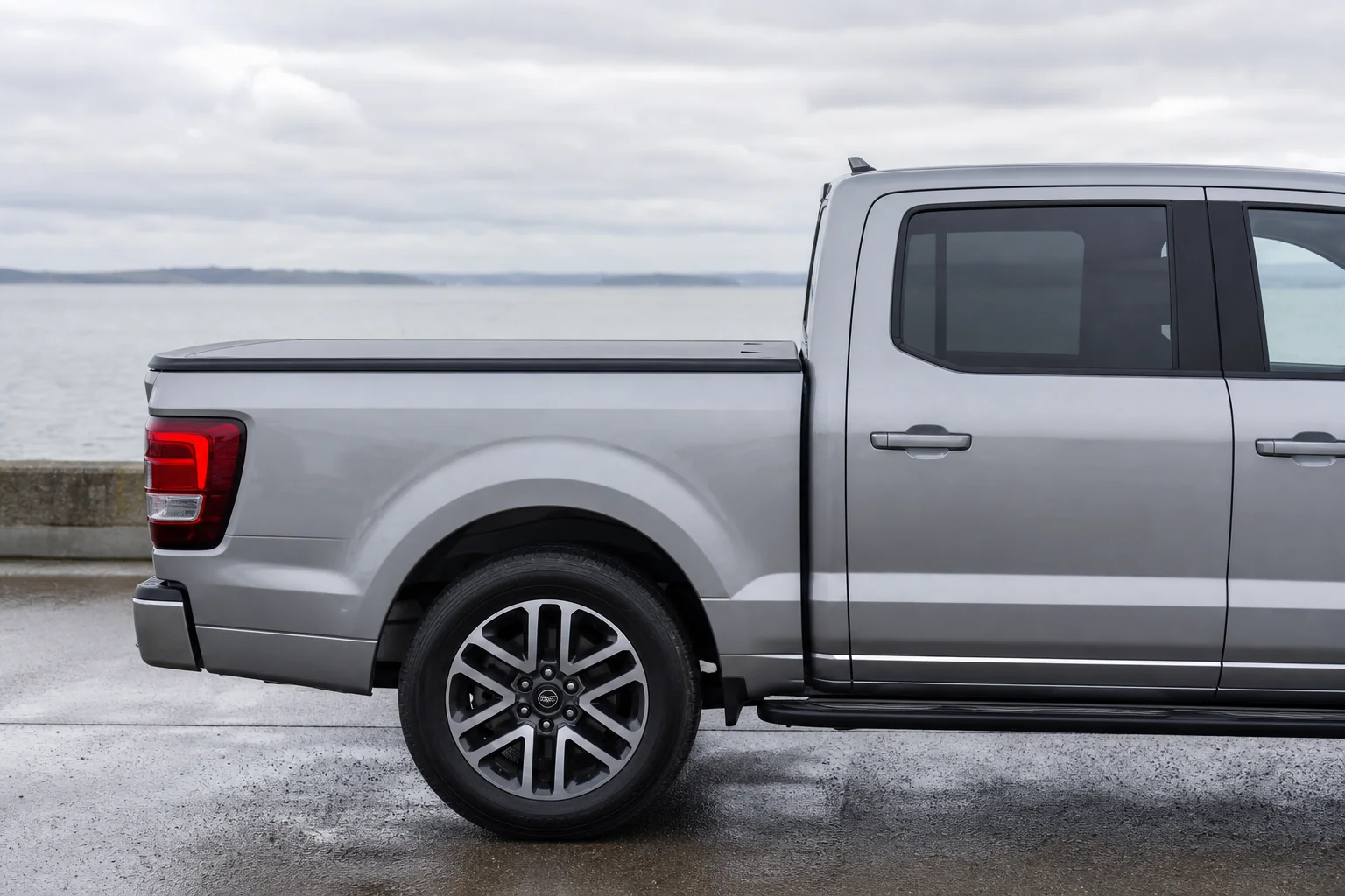 Low-profile hard tonneau