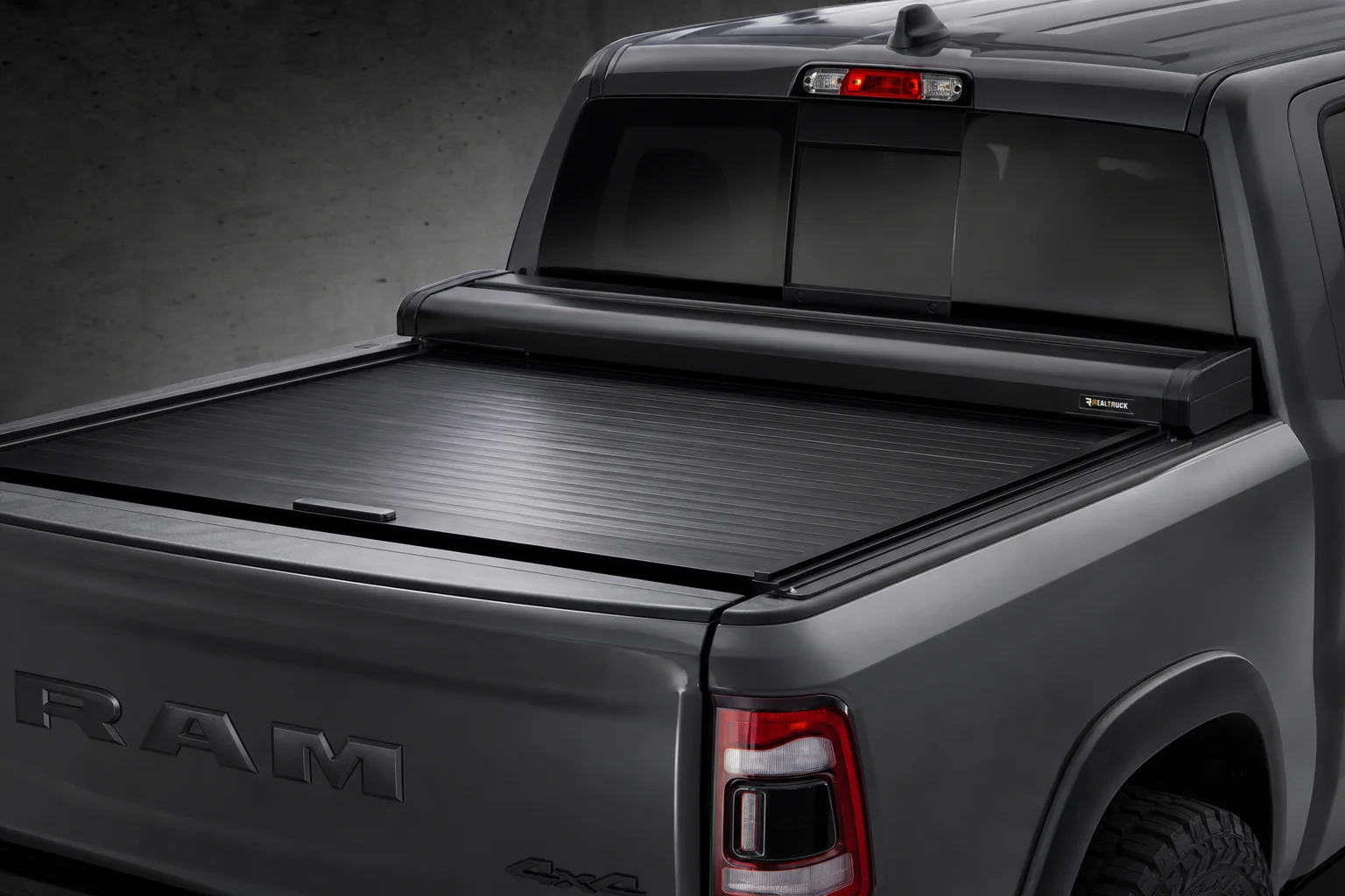 Retractable tonneau cover
