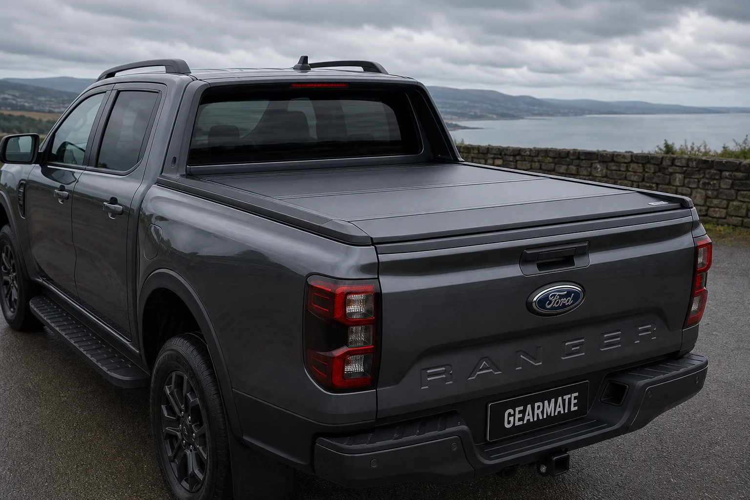 Hard tri-fold tonneau cover